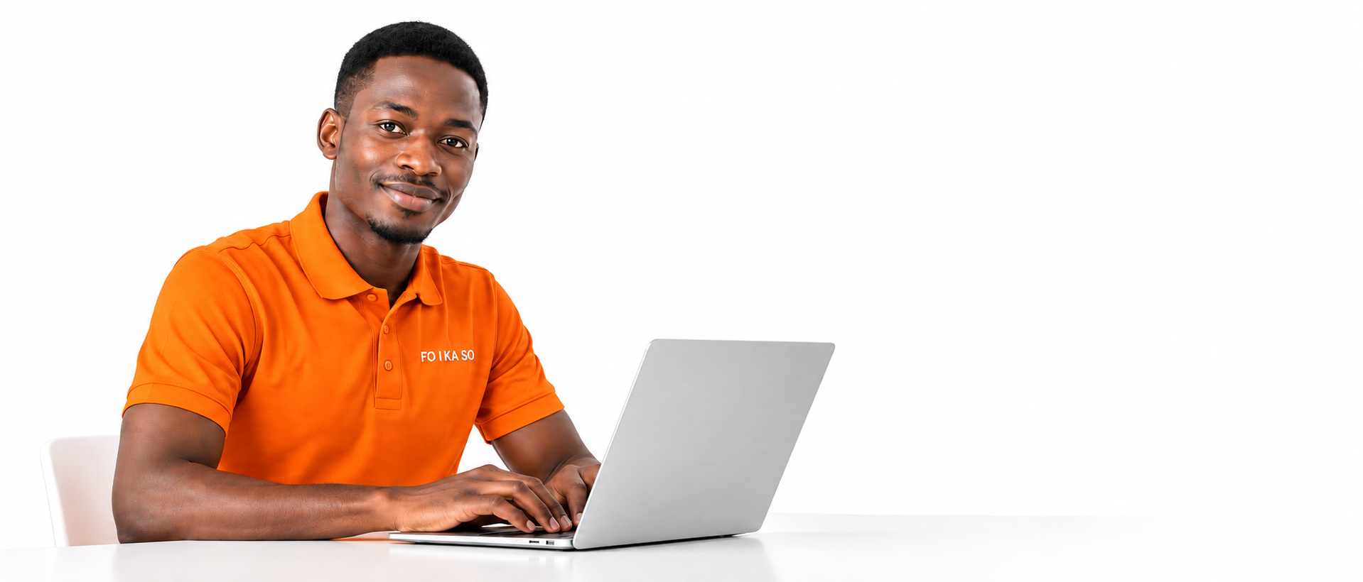 Collaborateur FO I KA SO travaillant sur un ordinateur